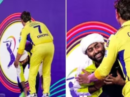 Arjit Singh became emotional after seeing Dhoni! Touched feet in public, see video