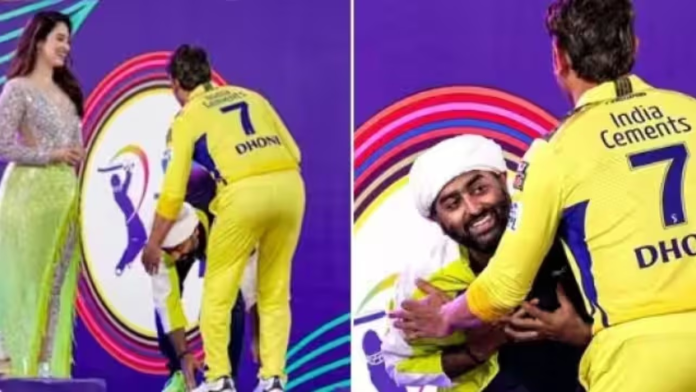 Arjit Singh became emotional after seeing Dhoni! Touched feet in public, see video