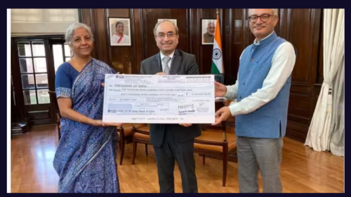 Finance Minister : SBI handed over dividend check of Rs 5740 crore to Finance Minister, record dividend so far