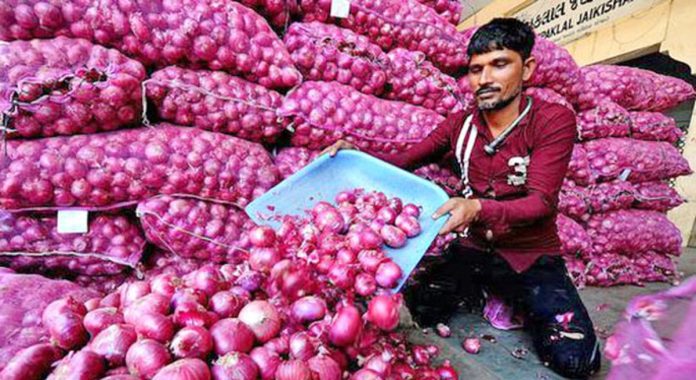 Delhi Onion Price: Delhiites are getting the cheapest onion at these 40 places, the government is selling it at half the rate.