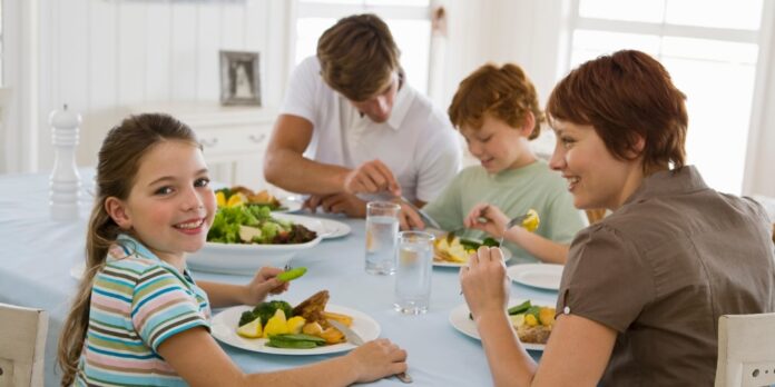 Cancer surgeon explains the disadvantages of eating late at night, learn how many hours before bedtime you should have dinner.